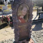 Памятник с цветами