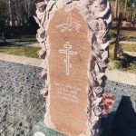 Памятник с резными цветами